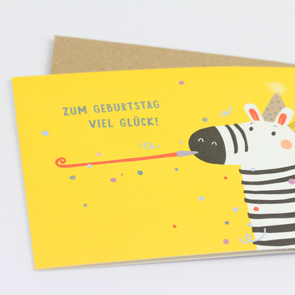 Feiere mit Lachen: Lustige Geburtstagskarte mit einem fröhlichen Zebra, das ein Partyhütchen trägt und mit der Luftschlange zur Party bläst