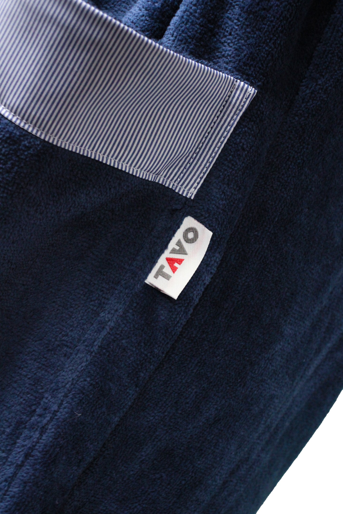 TAVO Eleganter Herren-Bademantel aus weichem Velour mit klassischem Schalkragen - Ein luxuriöses Designstück