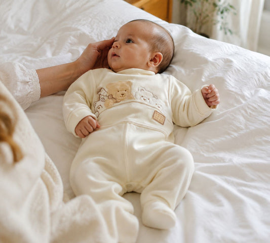 Tavolinchen Baby Strampler mit Bären-Applikation
