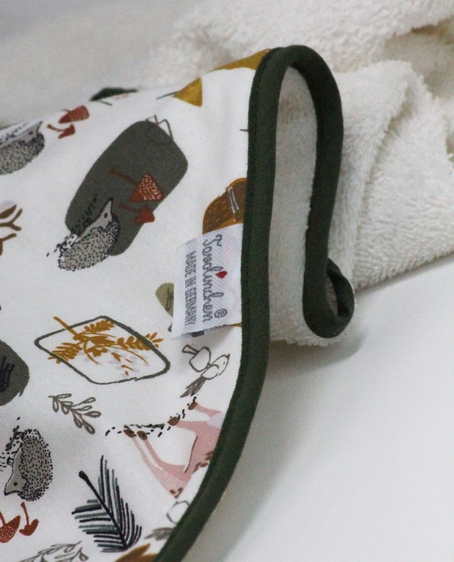 Hooded bath towel "Forest Friends" | Lovely design with cute forest animals for little nature lovers | 100% cotton, 100 x 100 cm